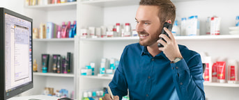 Mann am Telefon mit Kunde Mann am Telefon mit Kunde